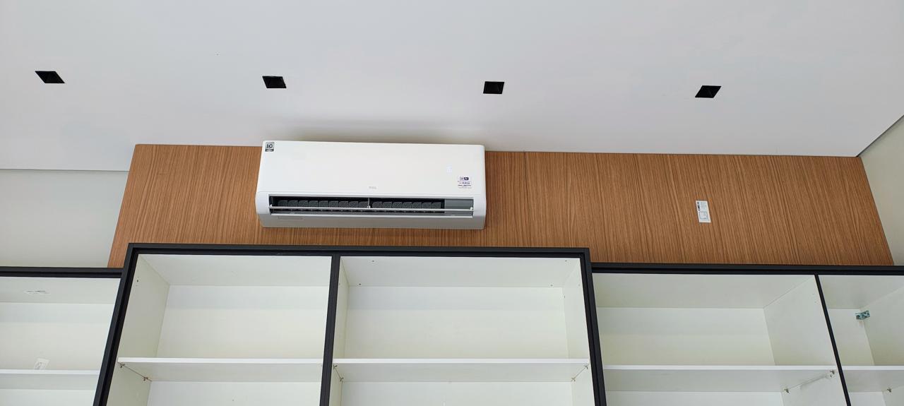 Ar-condicionado instalado em ambiente planejado