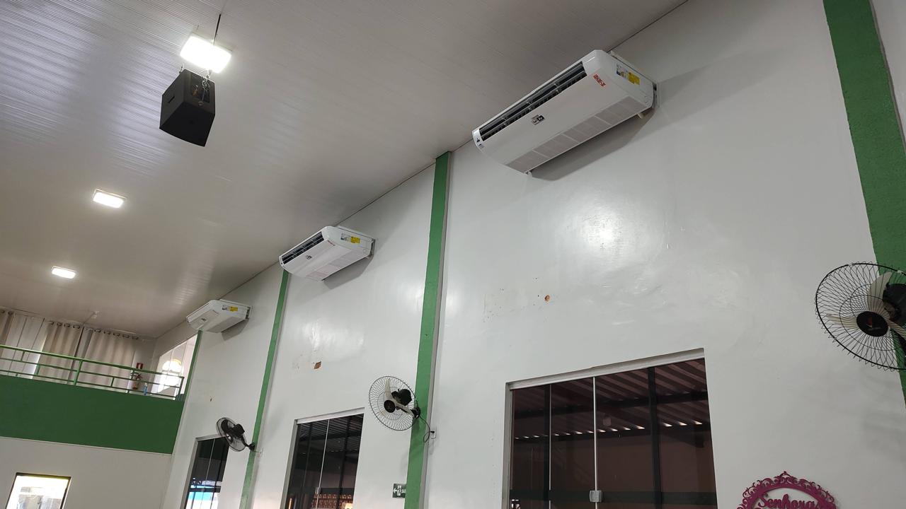 Ambiente comercial com aparelhos instalados